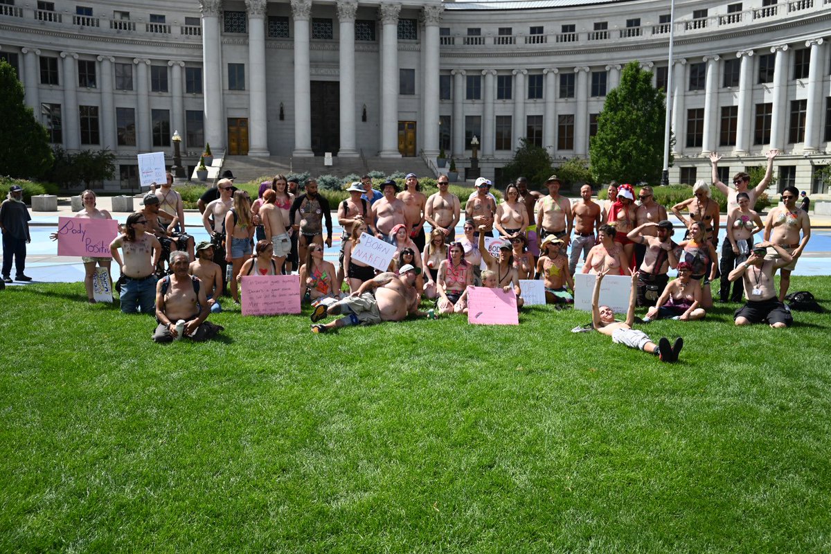 KatabelleVA's tweet photo. #Denvergotopless #DGT2022 #freethenipple #equality #genderequality #YesItsLegal
#freedom #denver #boobies #DenverGoTopless2022 #bornnaked #DGT Denver Go Topless
#DenverCapitol Colorado State Capitol #marchforequality https://t.co/TfpkxrNR1t
