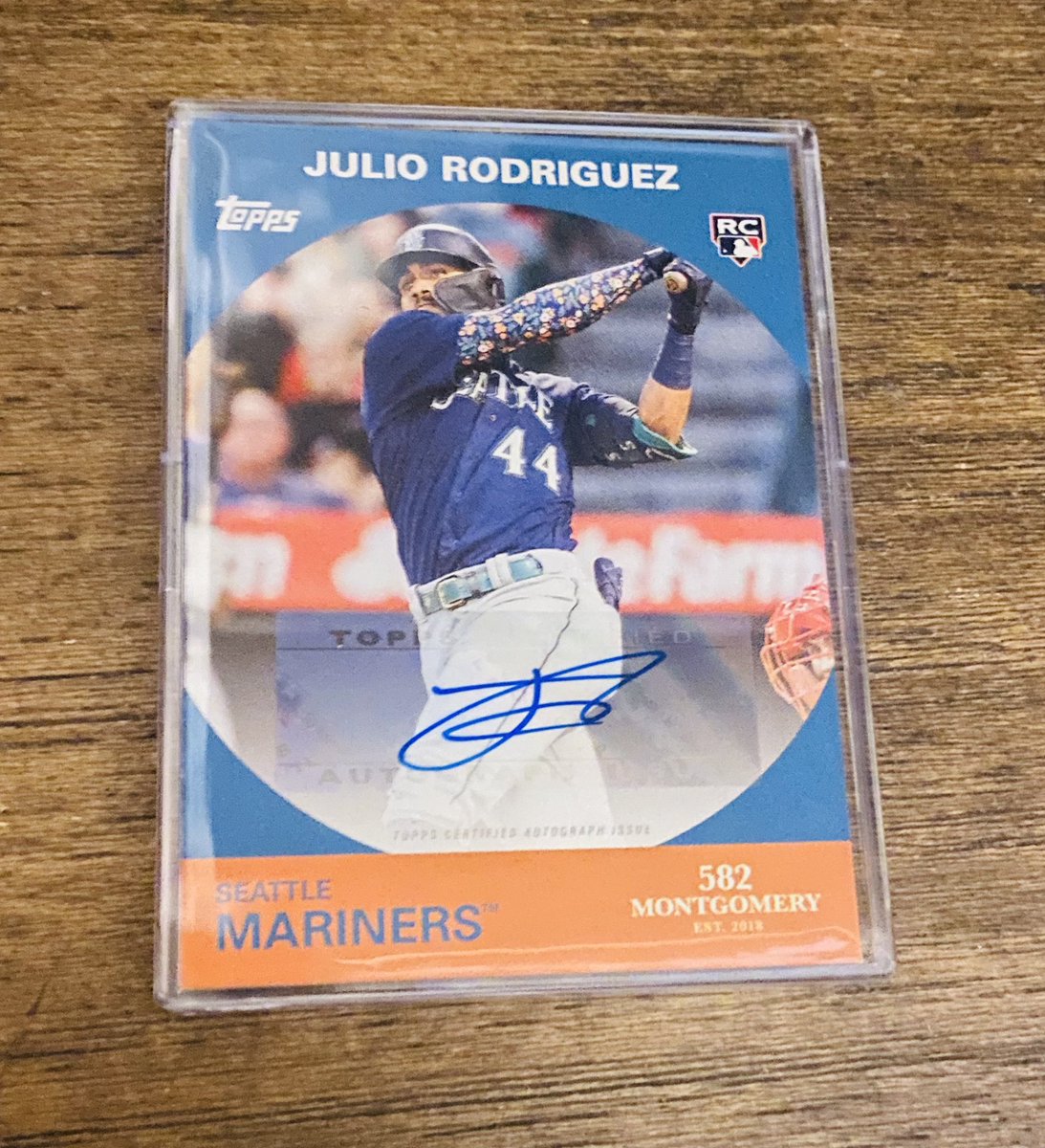 JasonRobotham's tweet photo. @cardrestocks @CrackinWax @Topps Mine arrived Saturday 🙌🏻 https://t.co/rqI1uSU4h2