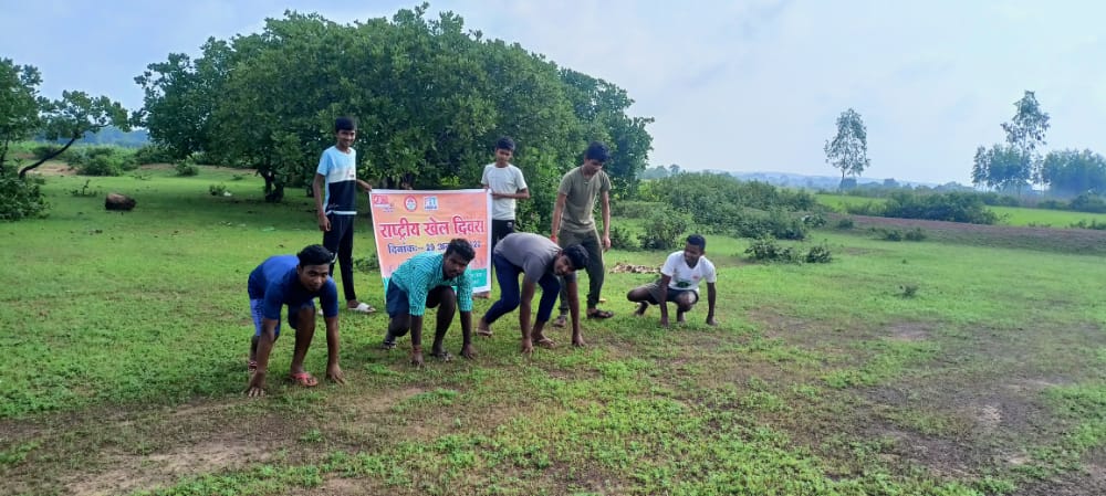 Celebration of National Sports Day 2022 on the Birth Anniversary of Sporting Legend Major Dhyan Chand by organisation of various Team and Individual games within all Blocks of District Bastar, Chhattisgarh under NYK Jagdalpur. #NationalSportsDay2022 #AaoKhele #Sports4Unity