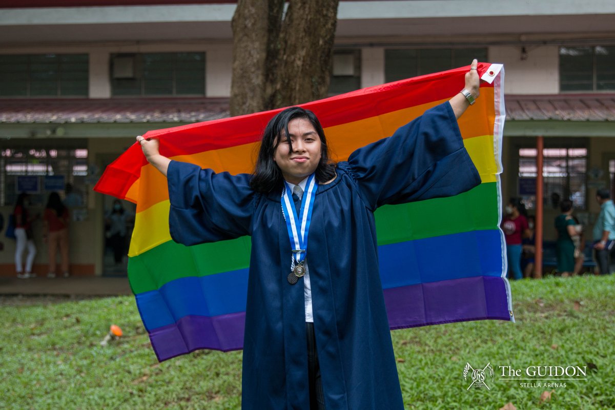 TheGUIDON's tweet photo. IN PHOTOS: Graduating students from the School of Social Sciences gathered today at the Ateneo High School Covered Courts to celebrate completing their degrees in the Loyola Schools. https://t.co/Vx61qRdI5D