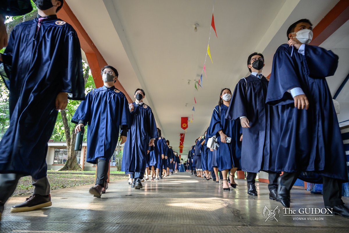 TheGUIDON's tweet photo. IN PHOTOS: Graduating students from the School of Social Sciences gathered today at the Ateneo High School Covered Courts to celebrate completing their degrees in the Loyola Schools. https://t.co/Vx61qRdI5D