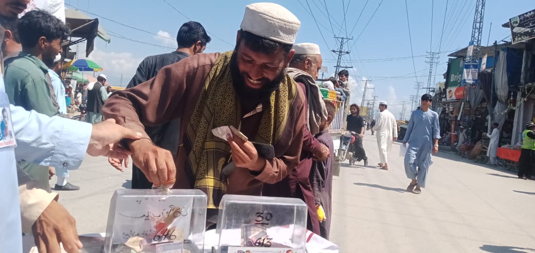 burhan_zeb's tweet photo. جبران ویلفیر فاونڈیشن کو لائق زادہ کا 40 روپے عطیہ شرفیہ کے کروڑوں زخیرہ اندوز سے بہتر ہے۔۔  🙏🏼
نوٹ: لائق زادہ ایک پیدائشی معذور نوجوان ہے۔
#Day2nd #FloodsInPakistan #FloodReliefFund2022
#Welldone_Team_JWF https://t.co/QsTt6ip4sb