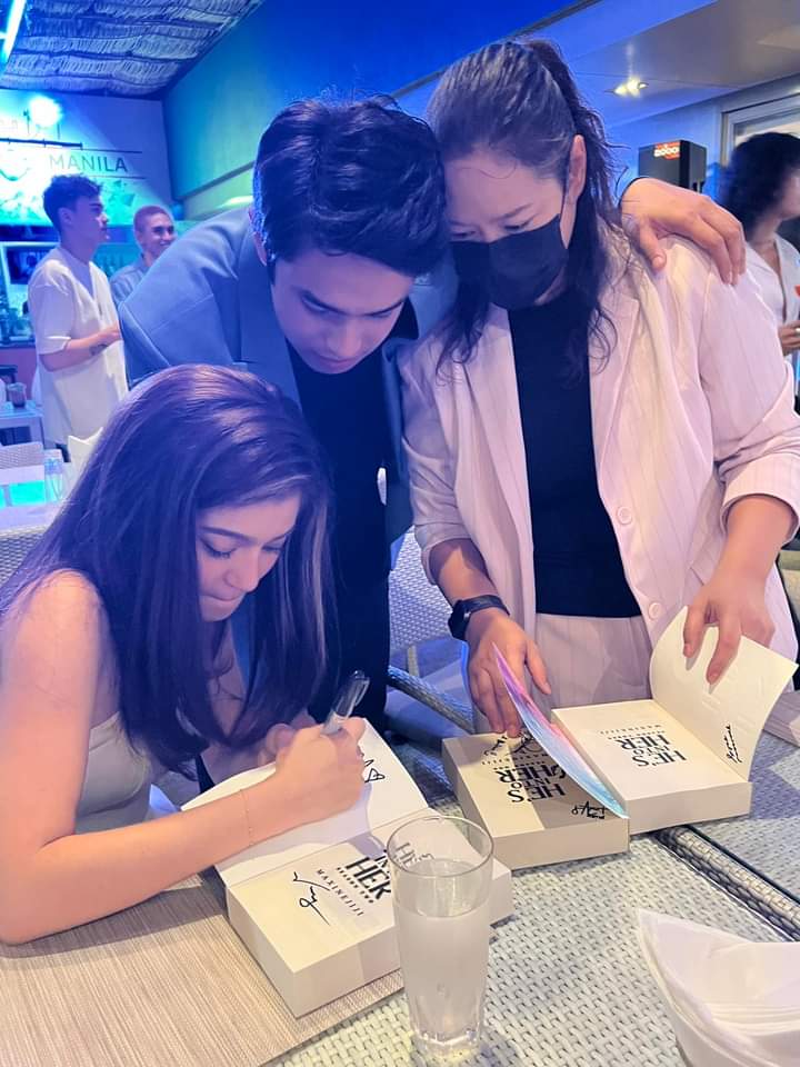 DonBelleOFC's tweet photo. Donny and Belle signing #HesIntoHer books 🥺🫶🏻

FB | 🖇️: https://t.co/6OhDcGa8KA

#DonnyPangilinan | #BelleMariano 
#DonBelle | #HIHAllAccessConcert https://t.co/JOyuT2SSPi