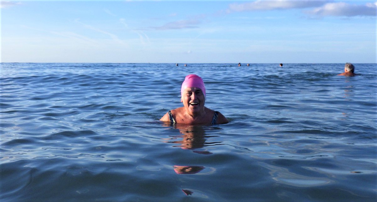 Ravilious's tweet photo. Bank Holiday dipping @purplepuffin #Seaford #Newhaven #Seaswimming #EarlySwim https://t.co/bYIjxpUijU