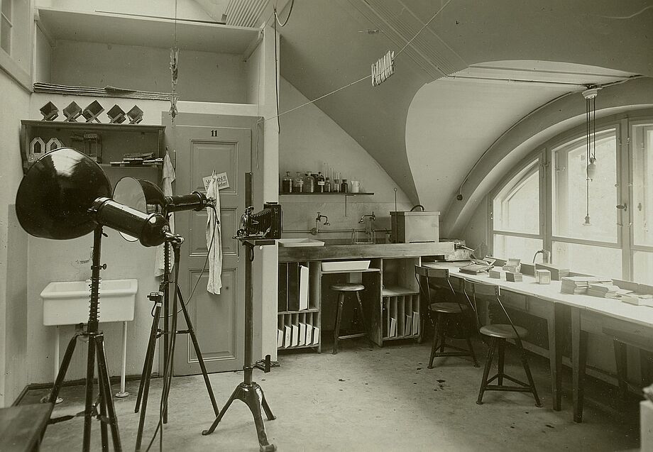 #FOTOTHEKaktuell. 2024 feiert die <a href="/Fotothek/">Deutsche Fotothek</a> ihr 100jähriges Bestehen. Aus diesem Anlass wird 2023 ein fotografisch-künstlerisches #Fellowship für eine Arbeit zu einem der größten deutschen Bildarchive vergeben. 
Zur Ausschreibung: t1p.de/13c9a