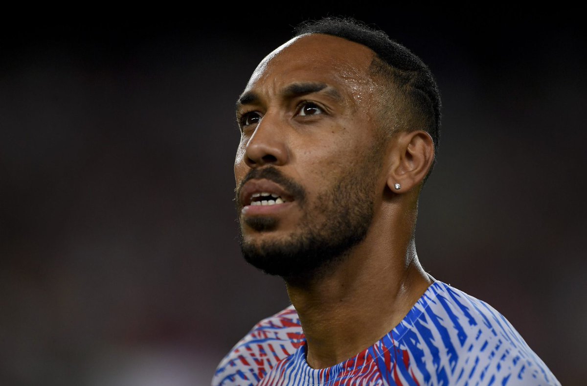 afcstuff's tweet photo. Pierre Emerick Aubameyang was the victim of a violent robbery last night, when four men broke into his home, beating him &amp; threatening him &amp; his wife with a firearm. [@el_pais]

Thoughts are with @Auba &amp; his family right now, stay strong. ❤️ #afc https://t.co/sg0OZ8Utje