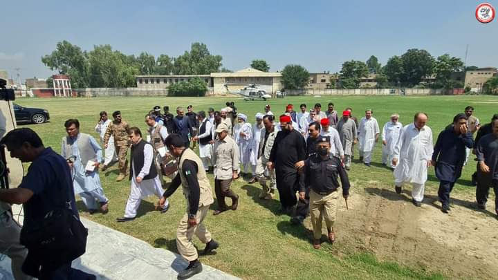 JunaidKhan_JUI's tweet photo. وزیراعظم میاں محمد شہباز شریف چارسدہ پہنچ گٸے
یاد رھے کہ ابھی تک وزیراعلی خیبر پختون��واہ محمود خان  چارسدہ نہیں آۓ ھے https://t.co/CDnfpXWNtv