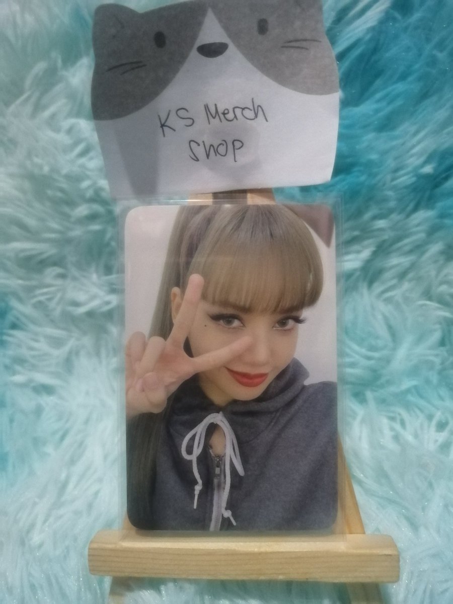 ksmerchshop's tweet photo. Wts/lfb
REPRICED!! 
Lalisa Ktown4u Pob photocard

~On Hand, Ready to ship
~In good condition
~ Mod: sco and flash express
~Mop: Gcash
~Rfs pang refund 
~Payo
₱80 each nalang + lsf and pf

[Help RT] https://t.co/p34MF7MrTc