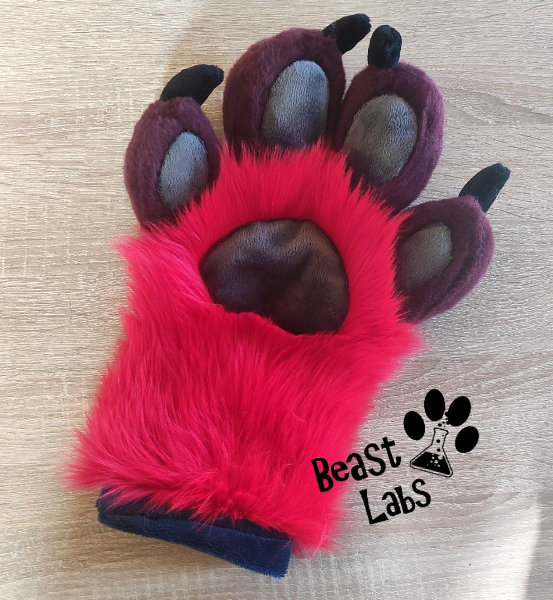 BeastLabsSuits's tweet photo. ✨🐾✨
And some pics<3 love them!
#fursuit #fursuitmaker #fursuit_maker #furry #paws https://t.co/wZSWNR1BqY