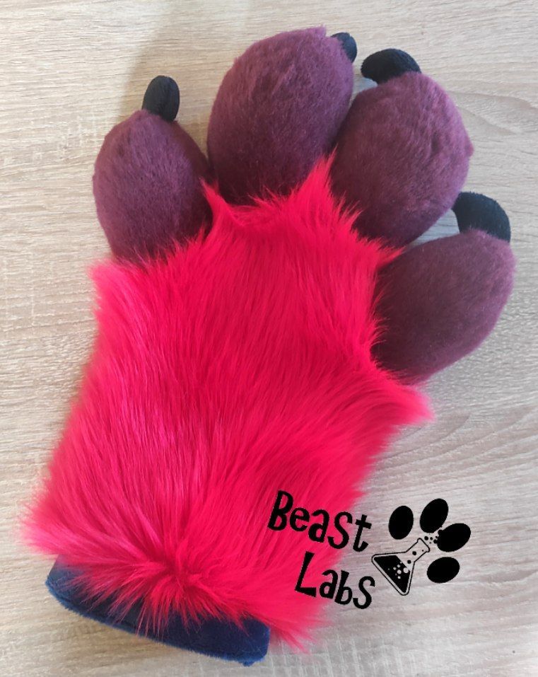 BeastLabsSuits's tweet photo. ✨🐾✨
And some pics<3 love them!
#fursuit #fursuitmaker #fursuit_maker #furry #paws https://t.co/wZSWNR1BqY