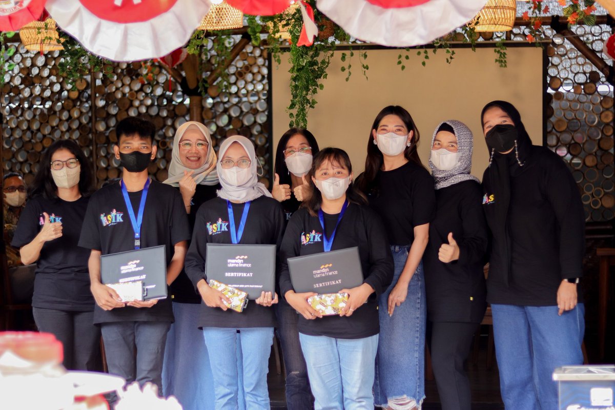 MU_Finance's tweet photo. Diharapkan Program ASIK dapat berlanjut dan terus berkembang mempersiapkan generasi penerus yg baru lulus untuk siap melangkah ke dunia kerja.

#mandiriutamafinance #programasik #ayosiapkerja #mufpeduli #programcsr #csr https://t.co/0u2sHjUSZw