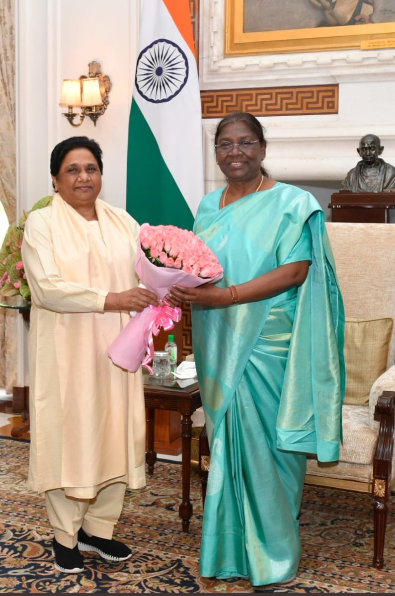 Mayawati's tweet image. 29-08-2022-BSP PRESS RELEASE-BSP National President Ms. Mayawati Ji and Honourable President of India Droupadi Murmu Ji in Rashtrapati Bhawan meeting.