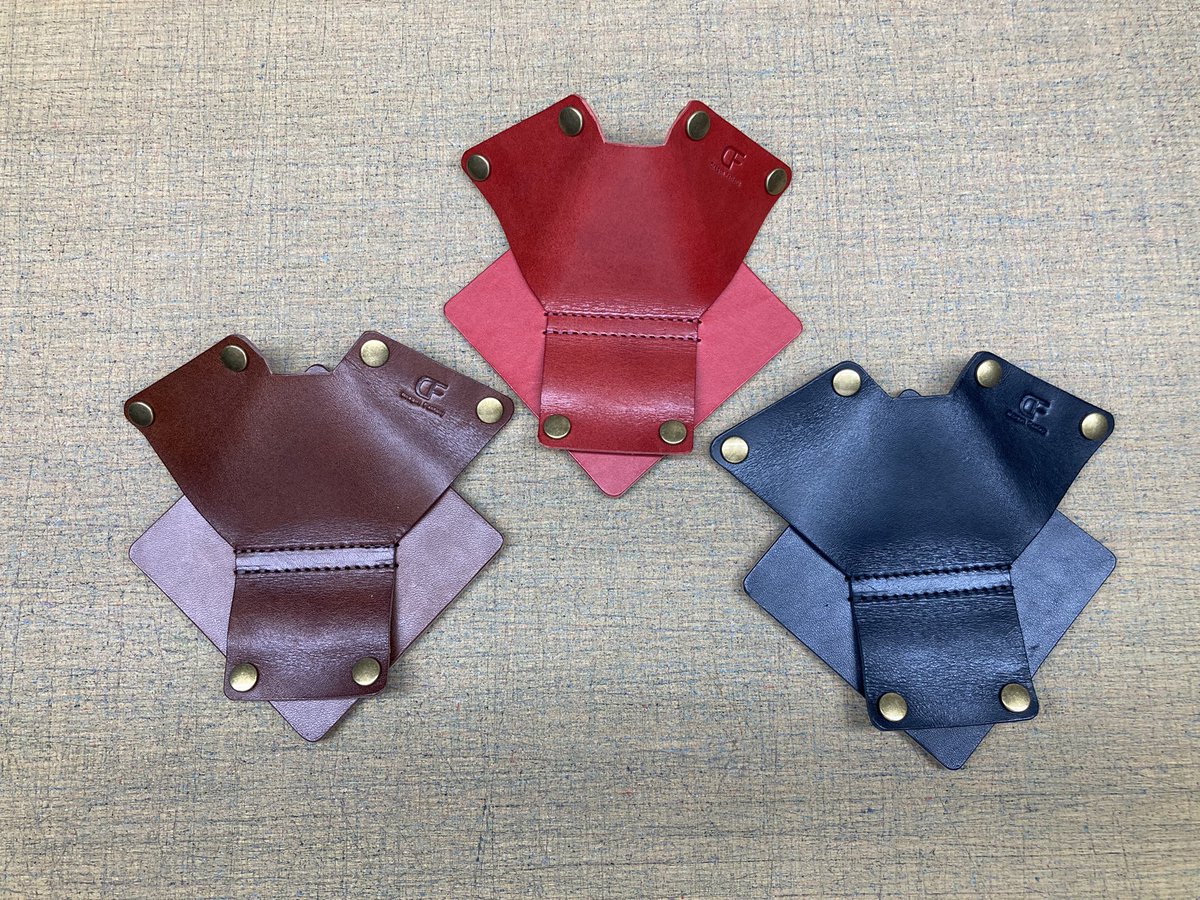 dragonfactory4's tweet photo. バタバタ続きで投稿がお久しぶりになりました…その間に、New革雑貨が仲間入り！
ステーショナリーグッズで、本日はヌメ革のスマホスタンド紹介
とてもシンプルな作りなので、どんな場にもすぐ馴染みます
さらに、使わない時はホックを外せば、片付けができる優れものです。
https://t.co/asZX9Tq0VR https://t.co/rNyrP3qr3v