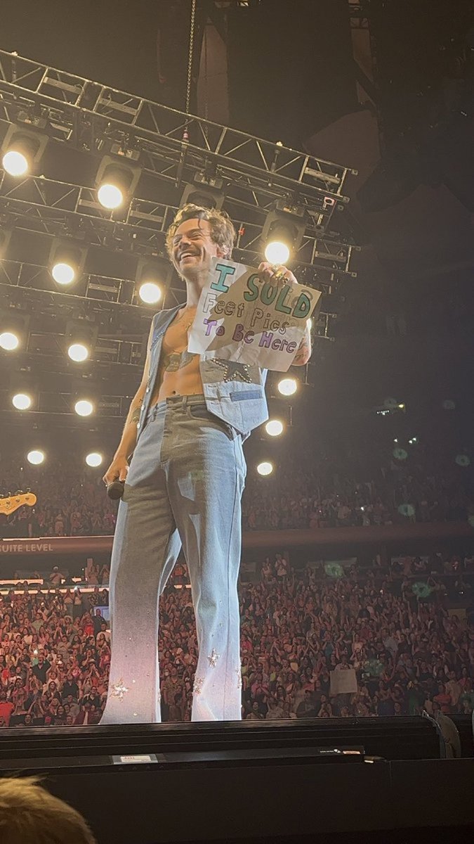 HStylesItalia's tweet photo. “Ho venduto foto dei miei piedi per essere qua”

Eh🥲…Harry col cartellone di unə fan sul palco di New York ieri sera! #LoveOnTourNYC https://t.co/xSChWpBAGr