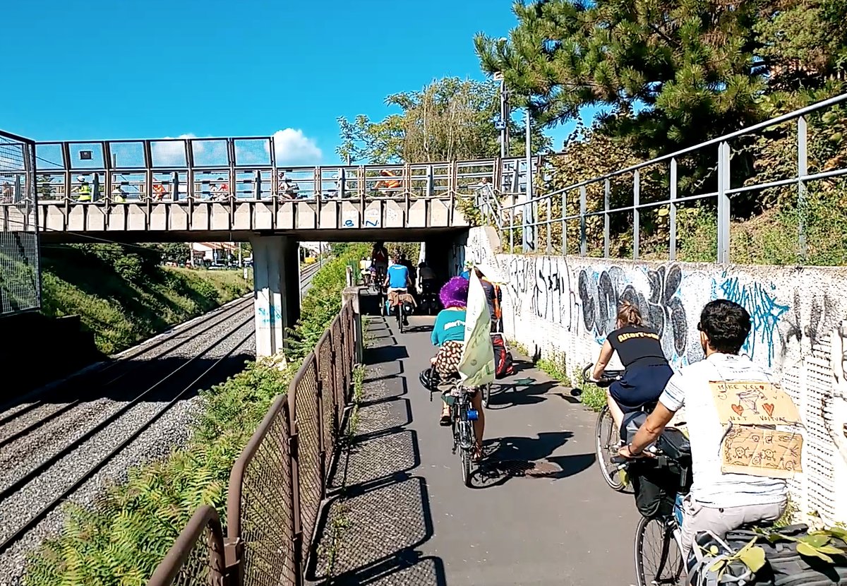 Velocite63's tweet photo. [Altertour] @velorution63 réussie pour accompagner la dernière étape de l'@altertour @ClermontFd ce 28/08/2022 🚲🌿🚲🌳🚲🌻

Merci aux participants (+ de 200!), organisateurs, accompagnants (LaRoueTourne, @LieUtopie, T2C @smtc63, @FSarlieve... 😻 )
https://t.co/mzcE0cJUjq https://t.co/wHqUdzgnk1