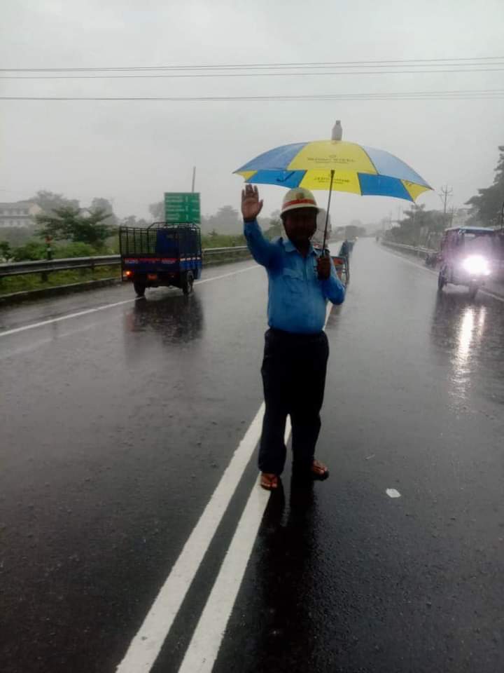 SiliguriPolice's tweet photo. On Duty.
Siliguri Metropolitan Traffic Police.
#AtYourServiceAlways
#siligurimetropolitantrafficpolice
#Siliguripolicecommissionerate
West Bengal Police https://t.co/IYBvD5g8Jz