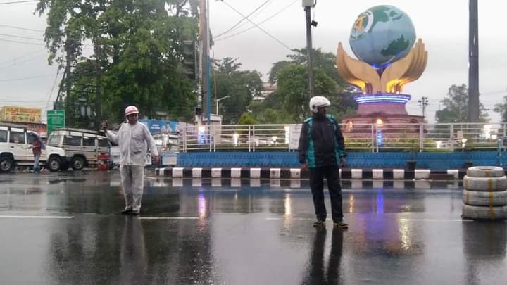 SiliguriPolice's tweet photo. On Duty.
Siliguri Metropolitan Traffic Police.
#AtYourServiceAlways
#siligurimetropolitantrafficpolice
#Siliguripolicecommissionerate
West Bengal Police https://t.co/IYBvD5g8Jz
