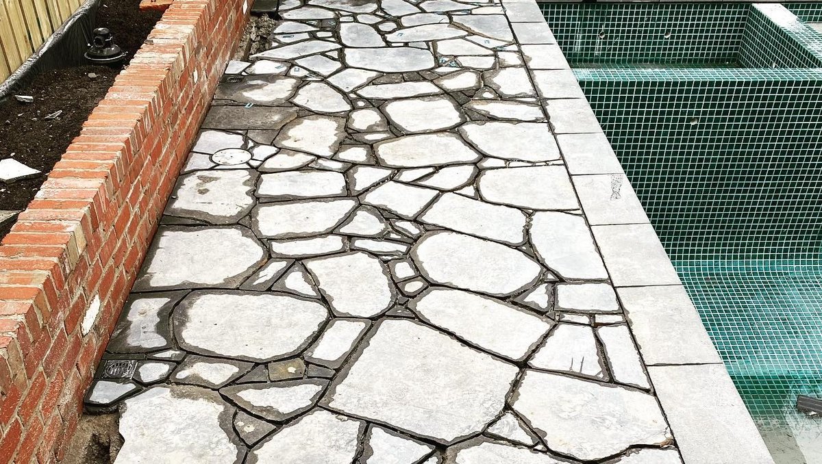 GraniteWorksAU's tweet photo. 🌧️💧 Rain, hail or shine, the team at Loka Landscapes are crazy about their paving. 

⚒️ Featured Stone
Pool Coping: Bluestone, Sawn 
Paving: Bluestone, Sawn Crazy Paving https://t.co/Q0WIwHk0tu