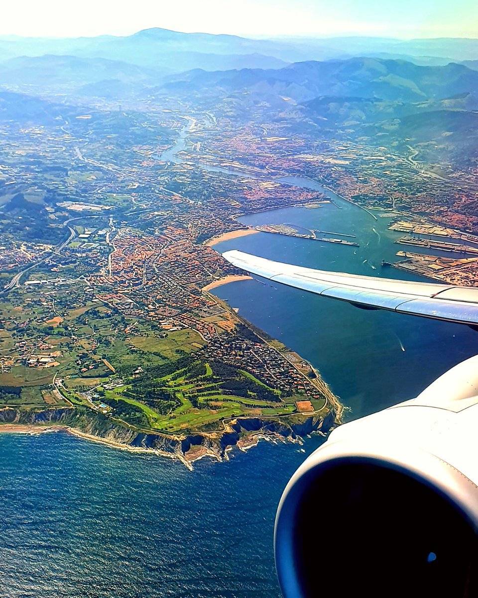 NLPiloten's tweet photo. Nog een mooie plaat van @rico_around_the_planet
Vertrek vanaf Bilbao over de golf van Biskaje met de haven en het centrum van Bilbao op de achtergrond.

#nlpiloten #captain #avgeek #copilot #embraer #bilbao https://t.co/jczIOvMNQz