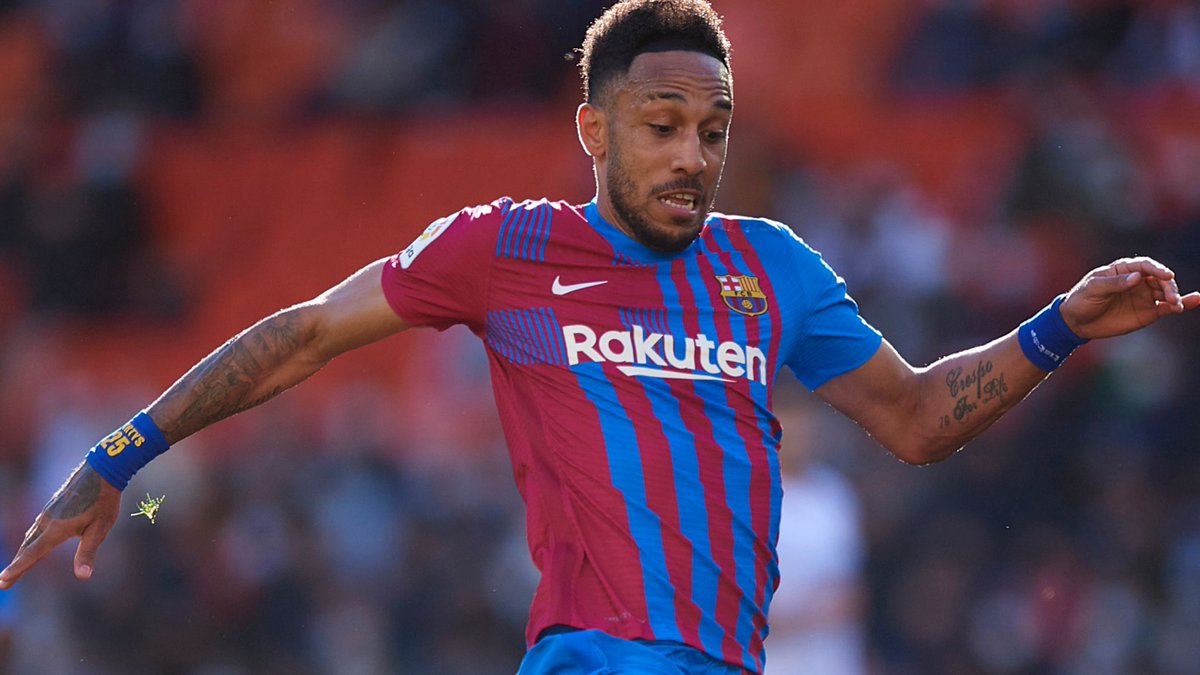 Aubameyang'ın evine hırsız girdi.

Oyuncuyu ve ailesini darp eden hırsızlar, değerli eşyaları alarak olay yerinden uzaklaştı.