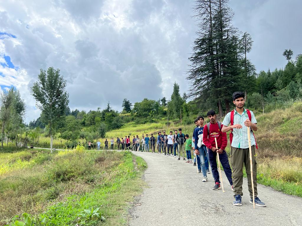 Indian Army Organized an adventurous trekking into the woods for the local youth of Jaba.

#Kashmir
#ProsperousKashmir
#IndianArmy
#KashmirMeinTiranga
#Trekkinginkashmir
#ConserveTheForest
#SaveTheEnviroment