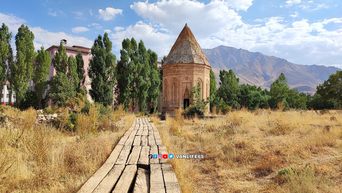 Van’ın Gevaş ilçesindeki 700 yıllık Halime Hatun Kümbeti’ne bitişik yapılan ve kümbetin silüetini bozan yurt binasıyla ilgili yıkım kararı çıktı.