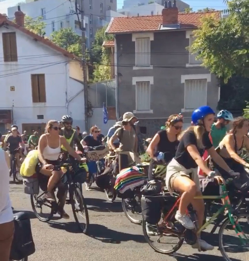 Velocite63's tweet photo. [Altertour] @velorution63 réussie pour accompagner la dernière étape de l'@altertour @ClermontFd ce 28/08/2022 🚲🌿🚲🌳🚲🌻

Merci aux participants (+ de 200!), organisateurs, accompagnants (LaRoueTourne, @LieUtopie, T2C @smtc63, @FSarlieve... 😻 )
https://t.co/mzcE0cJUjq https://t.co/wHqUdzgnk1