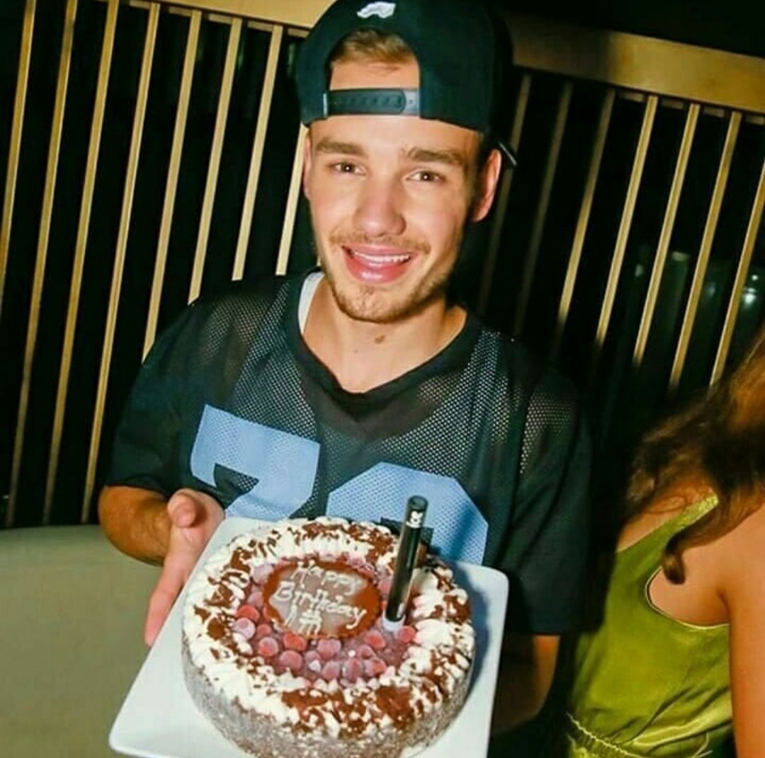 OneDirecSpain's tweet photo. 🎉🎂👏🏻 ¡¡Queremos desear un muy feliz cumpleaños a @LiamPayne, uno de los artistas más talentosos e increíbles y con un corazón que no le cabe en el pecho!! 🎂👏🏻🎉

Esperamos que los 29 lleguen cargados de nuevos momentos increíbles y nueva música 😍🙌🏻🎶

#HappyBirthdayLiam https://t.co/sTSH1KWFOD