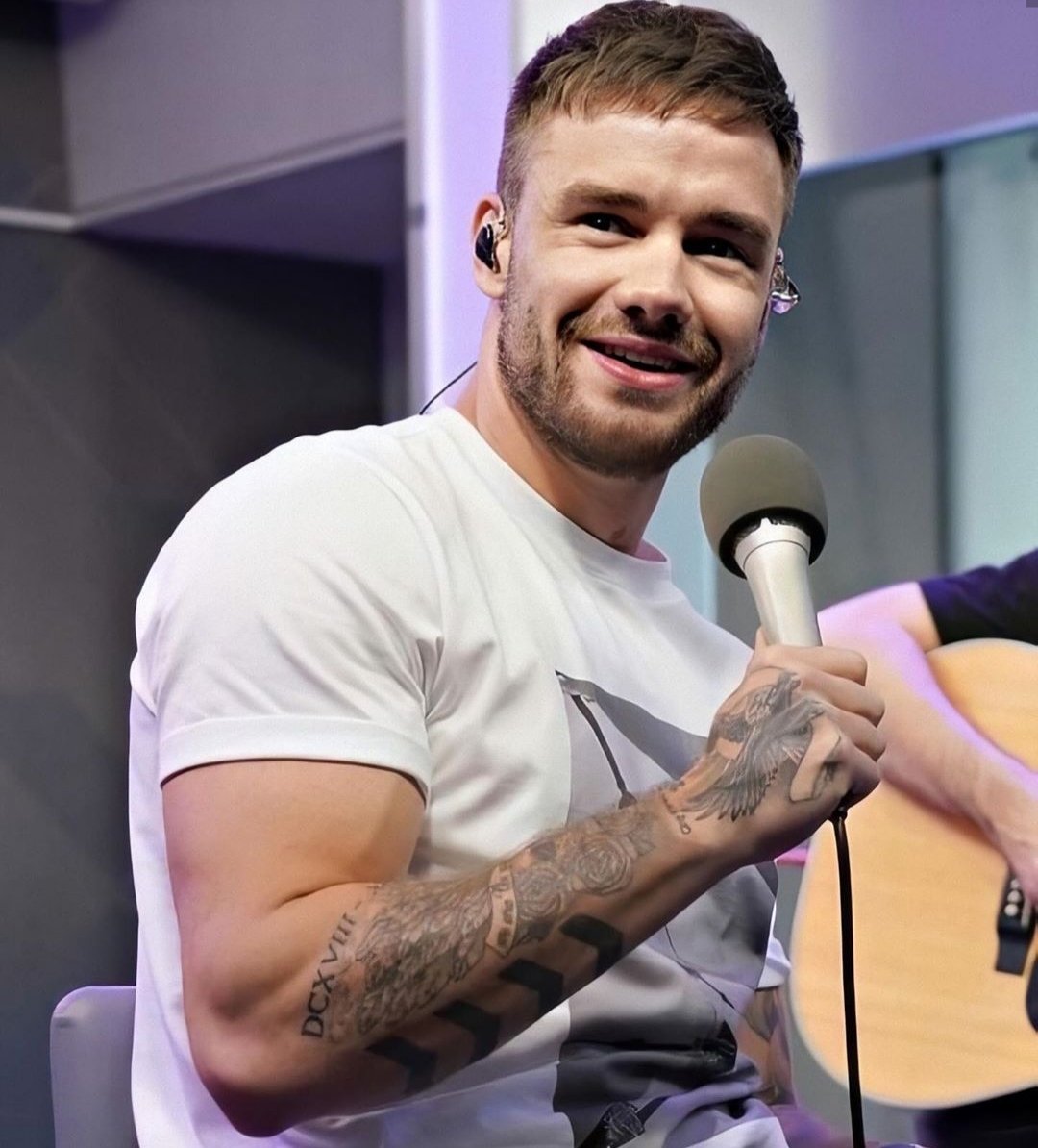 OneDirecSpain's tweet photo. 🎉🎂👏🏻 ¡¡Queremos desear un muy feliz cumpleaños a @LiamPayne, uno de los artistas más talentosos e increíbles y con un corazón que no le cabe en el pecho!! 🎂👏🏻🎉

Esperamos que los 29 lleguen cargados de nuevos momentos increíbles y nueva música 😍🙌🏻🎶

#HappyBirthdayLiam https://t.co/sTSH1KWFOD