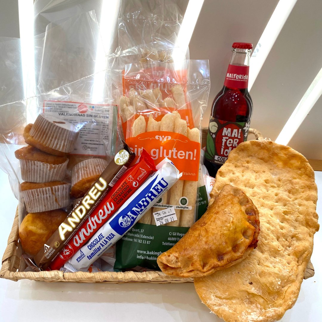 BakingFree_'s tweet photo. ¿Sabes que hacemos cestas de productos? Podemos personalizarlas al gusto para cualquier ocasión pero también las tenemos ya preparadas. 
Es el caso de la cesta VALENCIA, compuesta por productos de la terreta ❤️💛💙

#panaderiaartesanasingluten #valenciasingluten #celiacosvalencia https://t.co/eYpk8nYX9X
