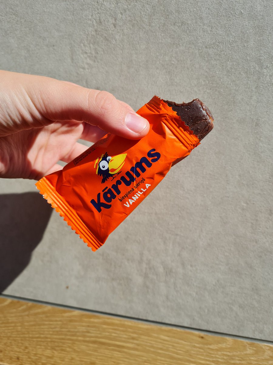 sal4uks's tweet photo. Kādam šis būs jaunums, citam pašsaprotama lieta. BIEZPIENA SIERIŅI IR LIELISKI, JA TOS SASALDĒ !! Izmērs labs mazam saldumiņam pēc pamatēdiena, konsistence ir skrubināma un maiga, garša izcila. Vai kāds bez manis viņus tā ēd? Pamēģini un ziņo. Kopā 4.4/5, #teambrīvais, €0.49 https://t.co/acsOM4szOd
