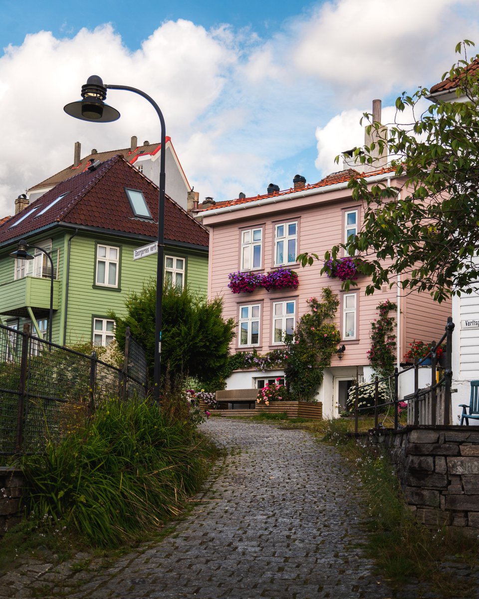 GM ☀️

I am currently obsessed with this pink house, I mean it's like something straight out of a fairytale 😍❤️