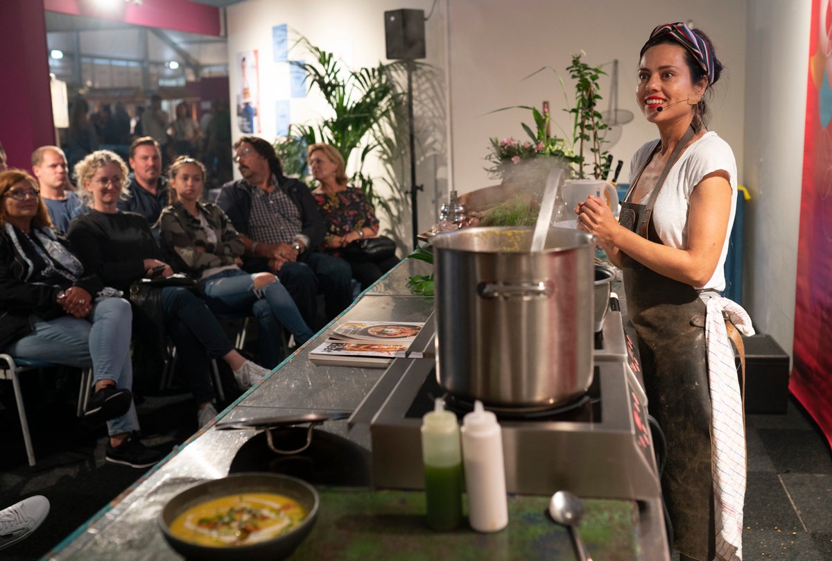 .@OmroepWest kijkt lekkerbekkend vooruit naar het Kooktheaterprogramma van de #TTF62. Dat doen ze in een leuk gesprek met Vanja van der Leeden: omroepwest.nl/nieuws/4617388…. Zo 4 sep geeft Vanja haar kookdemo en signeert ze haar succesvolle kookboeken zoals Indorock en Indostok