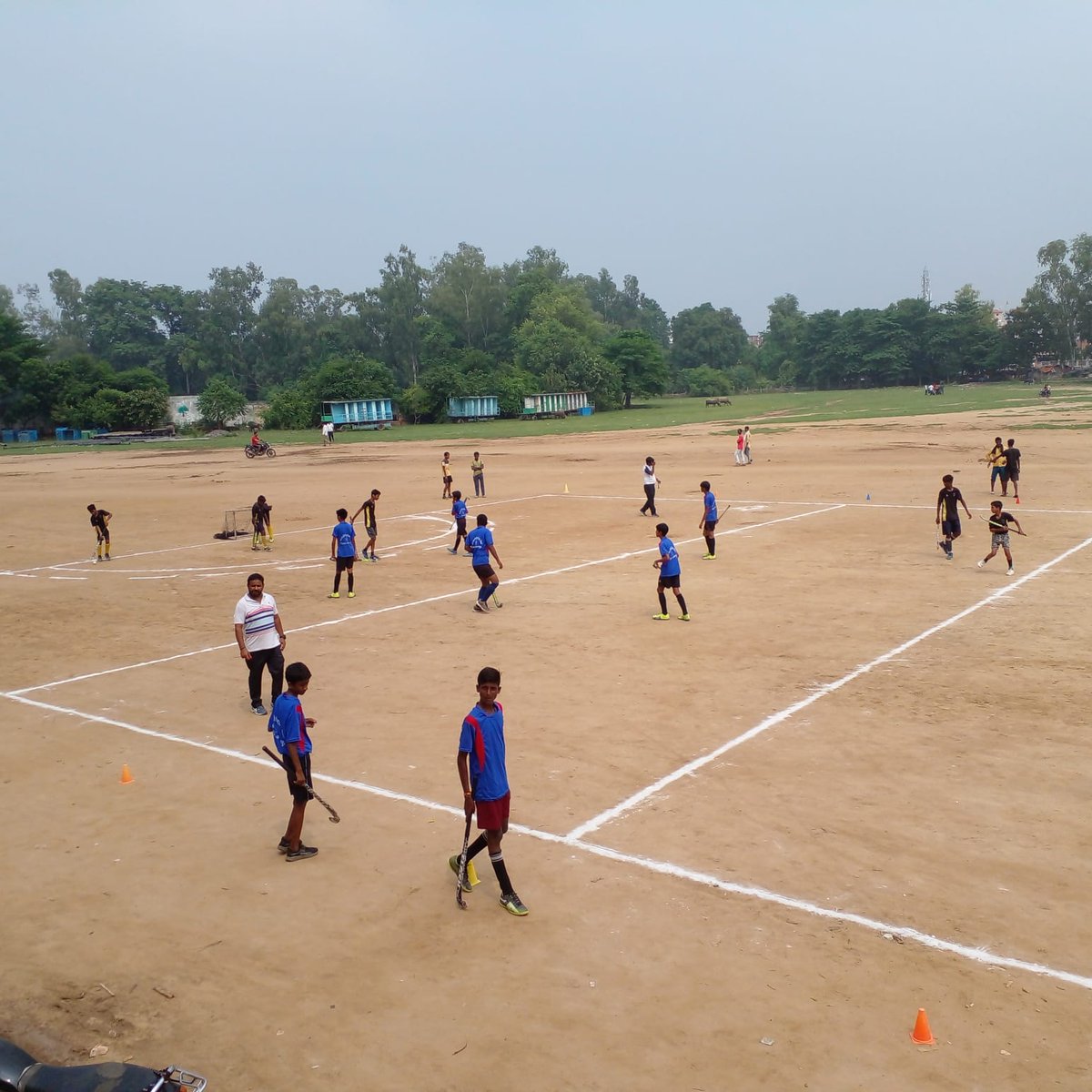 NYKBhojpur's tweet photo. Hockey match organised on the occasion of #NationalSportsDay by  Prayas - Ek koshish badlav ki youth club of @NYKBhojpur.

#AaoKhele
#AzadiKaAmritMahotsav
#nykbhojpur
#nyks

@Nyksindia @_NSSIndia @BiharNyks @FitIndiaOff https://t.co/CJ8nhzqZa9