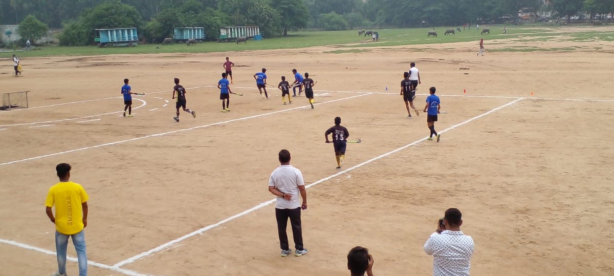NYKBhojpur's tweet photo. Hockey match organised on the occasion of #NationalSportsDay by  Prayas - Ek koshish badlav ki youth club of @NYKBhojpur.

#AaoKhele
#AzadiKaAmritMahotsav
#nykbhojpur
#nyks

@Nyksindia @_NSSIndia @BiharNyks @FitIndiaOff https://t.co/CJ8nhzqZa9