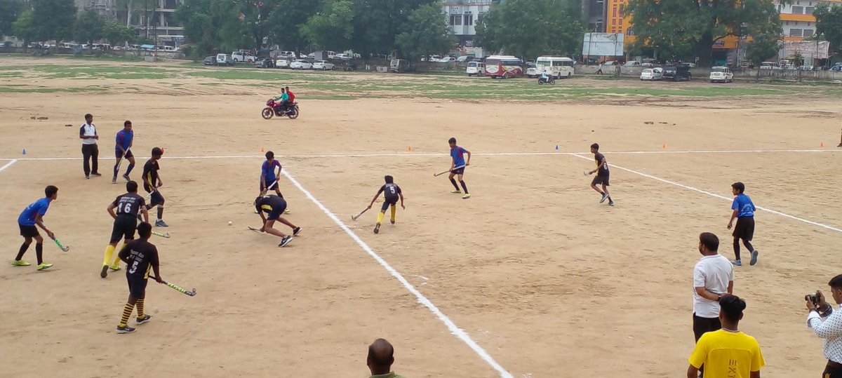 NYKBhojpur's tweet photo. Hockey match organised on the occasion of #NationalSportsDay by  Prayas - Ek koshish badlav ki youth club of @NYKBhojpur.

#AaoKhele
#AzadiKaAmritMahotsav
#nykbhojpur
#nyks

@Nyksindia @_NSSIndia @BiharNyks @FitIndiaOff https://t.co/CJ8nhzqZa9