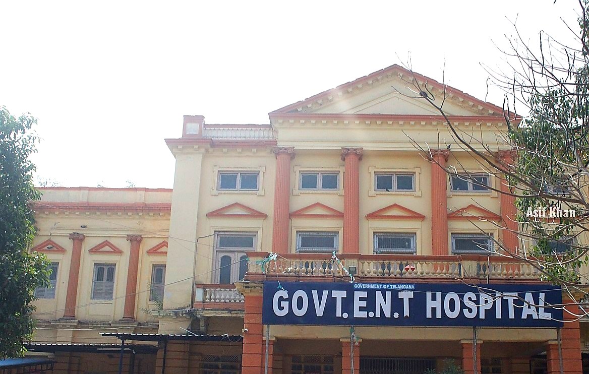 asifalikhan_1's tweet photo. Thread 
This iconic grand heritage structure of late 1800's was palace of 'Raja Partap Girji' since decades its hosting Telangana State 'Government ENT Hospital' located in a prime location on Koti road,#hyderabad.
Why to fix the signage board on the facade,when everyone knows? https://t.co/VL6PQhZdGz