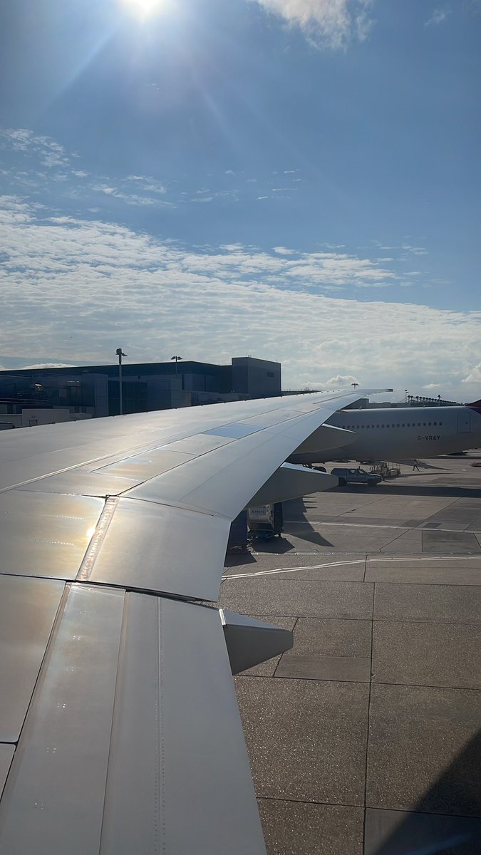 MoeHafz's tweet photo. London Heathrow to Dallas.. hoping to maybe catch a glimpse of NASA Artemis 1 mid-flight from the air! With a launch of 8:33Am EST, we might be able to catch it https://t.co/PDMmo3uQTc