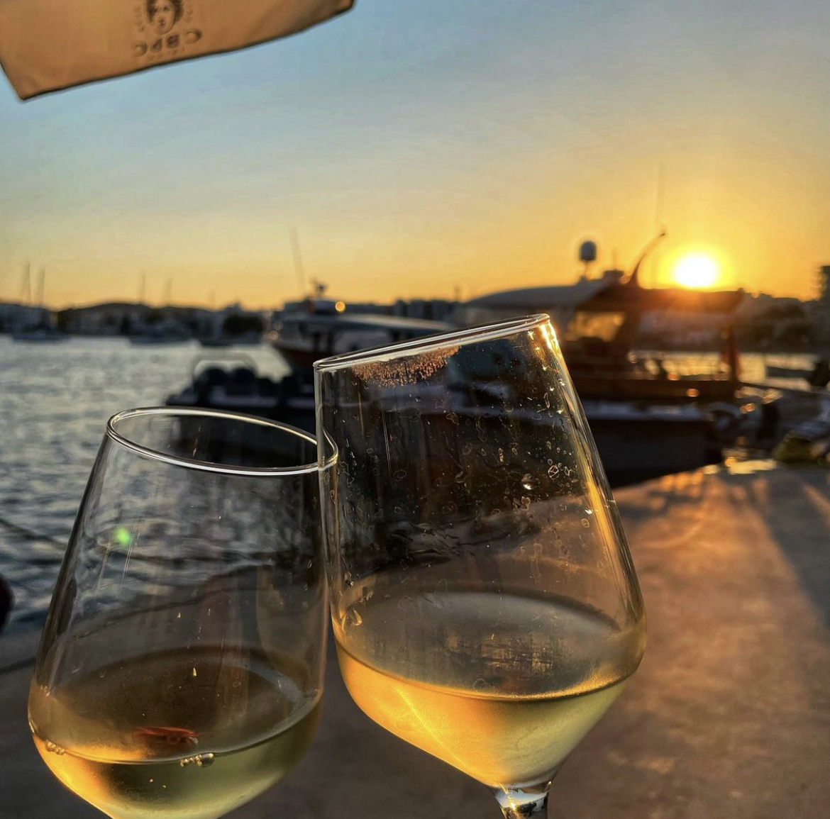 CBbC_Ibiza's tweet photo. ¡Feliz lunes! 

Podemos decir bien alto que... ¡Somos fans de los atardeceres! 🌅

¿Te gustaría ver un uno con nosotros? 👉🏻 CBbC Marina Sta Eulalia. 😉

#CBbCGroup #CBbCMarina #MarinaStaEulalia #Sunset #Ibiza #FelizLunes #Agosto #Summer #Verano https://t.co/zTSJe4Reky
