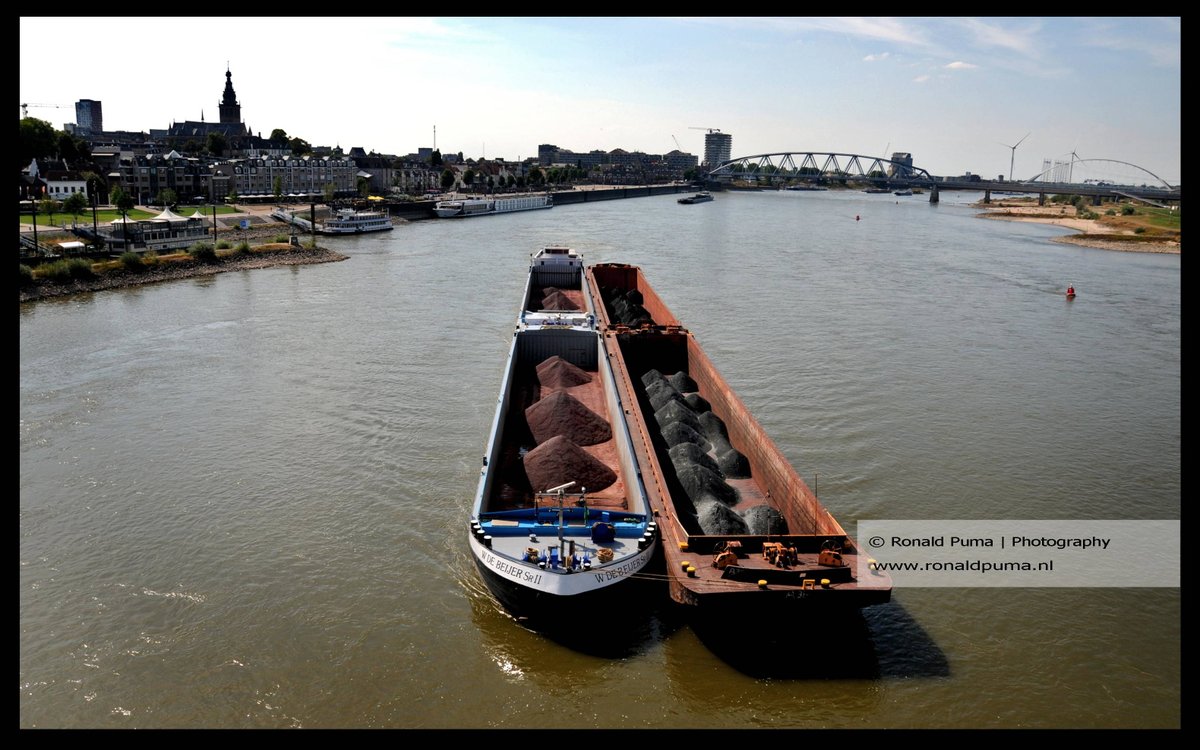 RonaldPumaPhoto's tweet photo. #Nijmegen #Waal #Netherlands. De #waterstand van de rivieren is iets gestegen, maar #schepen/#duwbakken kunnen minder lading vervoeren (#diepgang): #ijzererts (links)/#kolen (rechts). In #Duitsland is kolen nodig door #gascrisis. #Transportation. (More: https://t.co/xKVAg13Fwj). https://t.co/ZxIKAhH5Kc