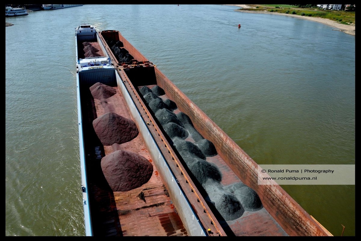 RonaldPumaPhoto's tweet photo. #Nijmegen #Waal #Netherlands. De #waterstand van de rivieren is iets gestegen, maar #schepen/#duwbakken kunnen minder lading vervoeren (#diepgang): #ijzererts (links)/#kolen (rechts). In #Duitsland is kolen nodig door #gascrisis. #Transportation. (More: https://t.co/xKVAg13Fwj). https://t.co/ZxIKAhH5Kc