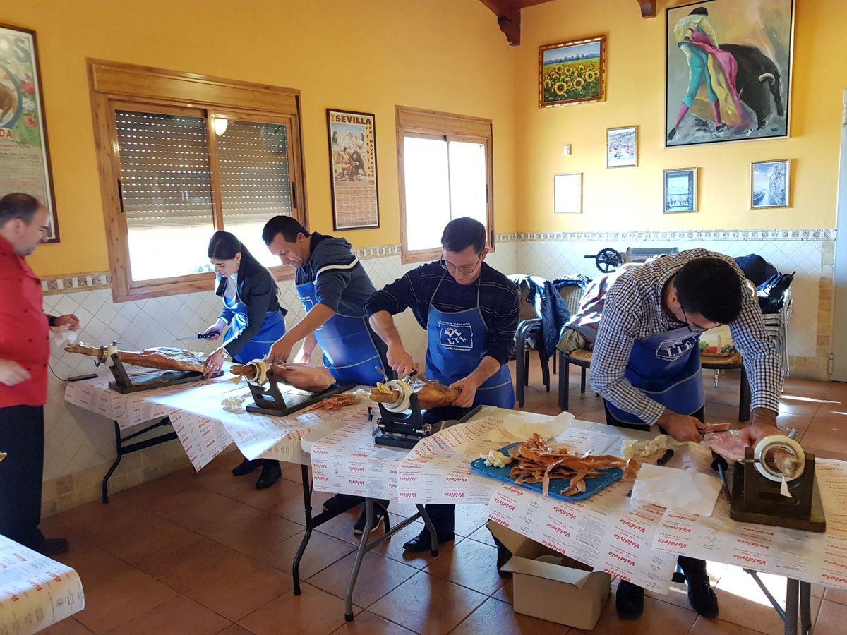 A continuación podéis observar uno de nuestros cursos de cortadores en nuestras instalaciones 😊, si estas interesado para la próxima puedes consultarnos a través de mensaje directo 😌 o llamando al 958 50 17 80.
#DeliciosoySabroso #Productoscalidad #FelizLunes #CortadoresJamón