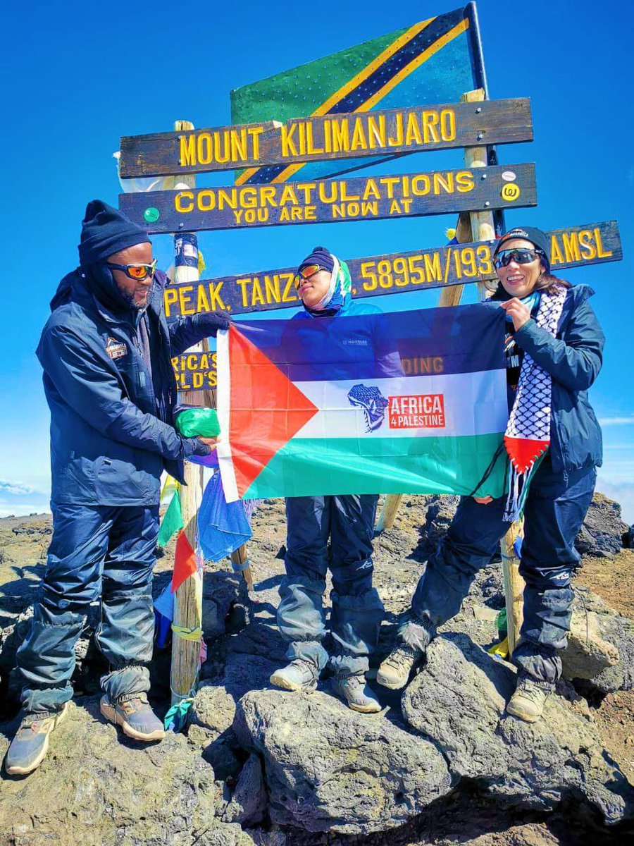 Pro-Palestine climbers hold the Palestinian flag on the top of Mount Kilimanjaro in Tanzania ✌️🇵🇸