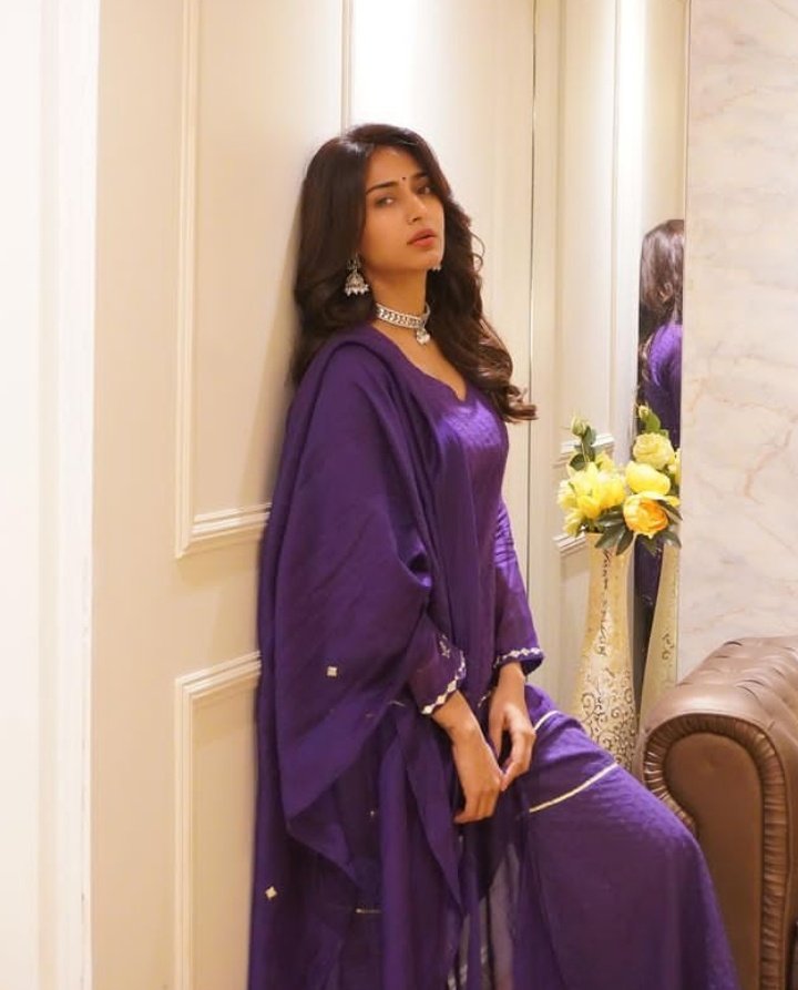 Alexa play:
"Chanda Bhi Deewana Hai Tera
Jalti Hai Tujhse
Saari Chhakoriyan....."
#EricaFernandes looking so so pretty as always 😫💜
