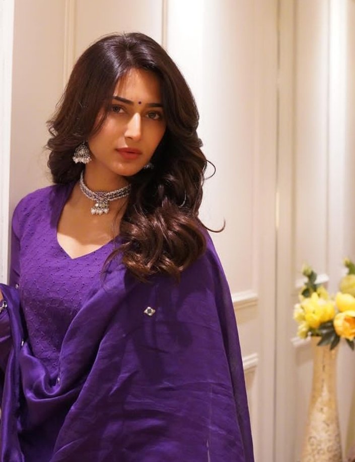 ejf_galaxy's tweet photo. Alexa play:
"Chanda Bhi Deewana Hai Tera
Jalti Hai Tujhse
Saari Chhakoriyan....."
#EricaFernandes looking so so pretty as always 😫💜 https://t.co/l9cmpeV2fp