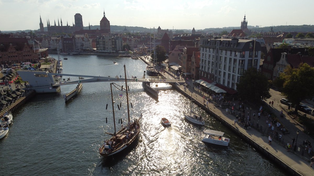 KrisRomanski's tweet photo. Polatałem nad @gdansk.iem, popływałem wokół Gdańska w czasie zlotu żaglowców #BalticSail. Oto efekt. https://t.co/B9tac5xQmF https://t.co/B0GDBL8pDg