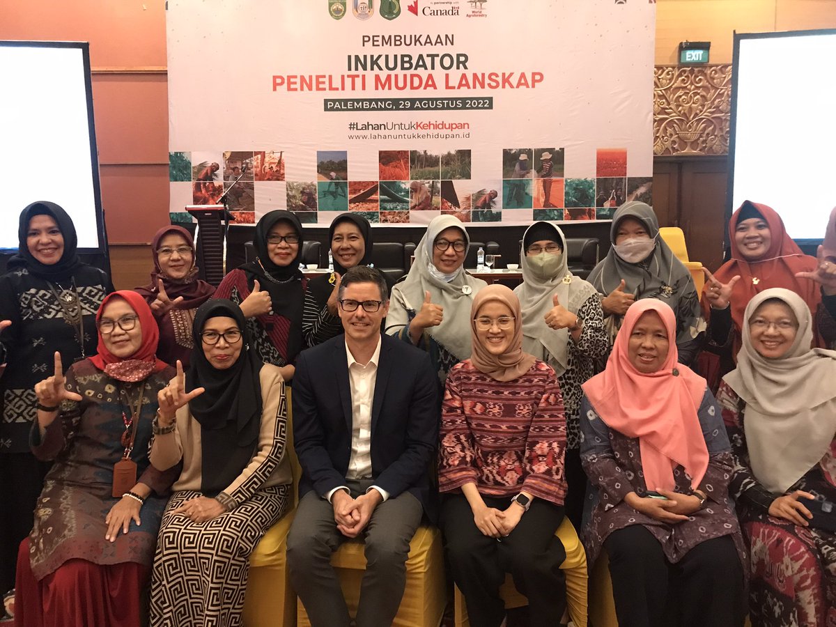 ICRAF_Indonesia's tweet photo. Kepala Kerjasama Pembangunan @CanEmbIndonesia Kevin Tokar bincang2 dg peserta Inkubator Peneliti Muda Lanskap #ipml di #palembang yg akan bergabung dlm upaya pencarian solusi berbasis alam utk menjawab tantangan #perubahaniklim, ketahanan pangan & kesetaraan gender. https://t.co/JypggWtvy1