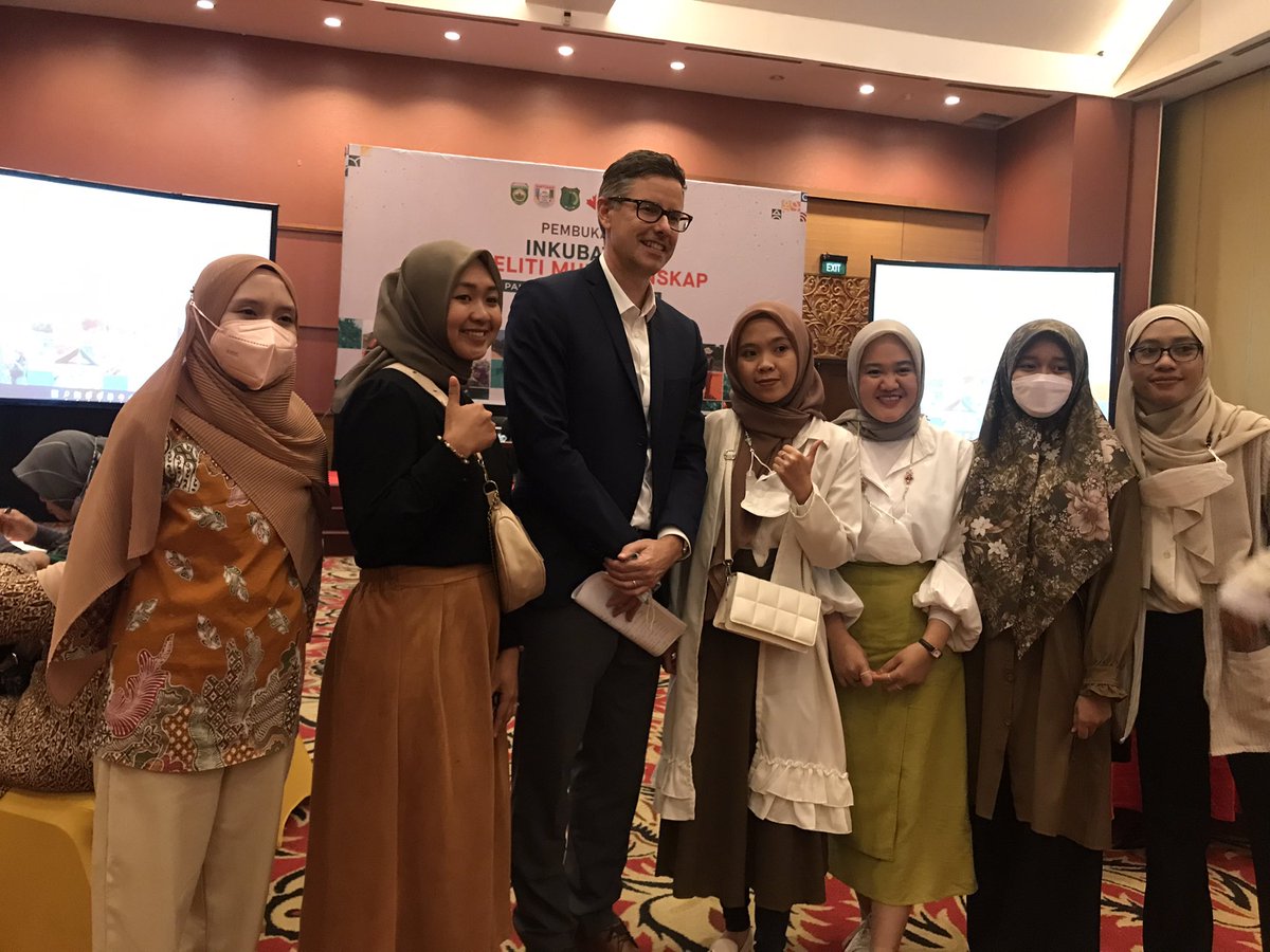 ICRAF_Indonesia's tweet photo. Kepala Kerjasama Pembangunan @CanEmbIndonesia Kevin Tokar bincang2 dg peserta Inkubator Peneliti Muda Lanskap #ipml di #palembang yg akan bergabung dlm upaya pencarian solusi berbasis alam utk menjawab tantangan #perubahaniklim, ketahanan pangan & kesetaraan gender. https://t.co/JypggWtvy1