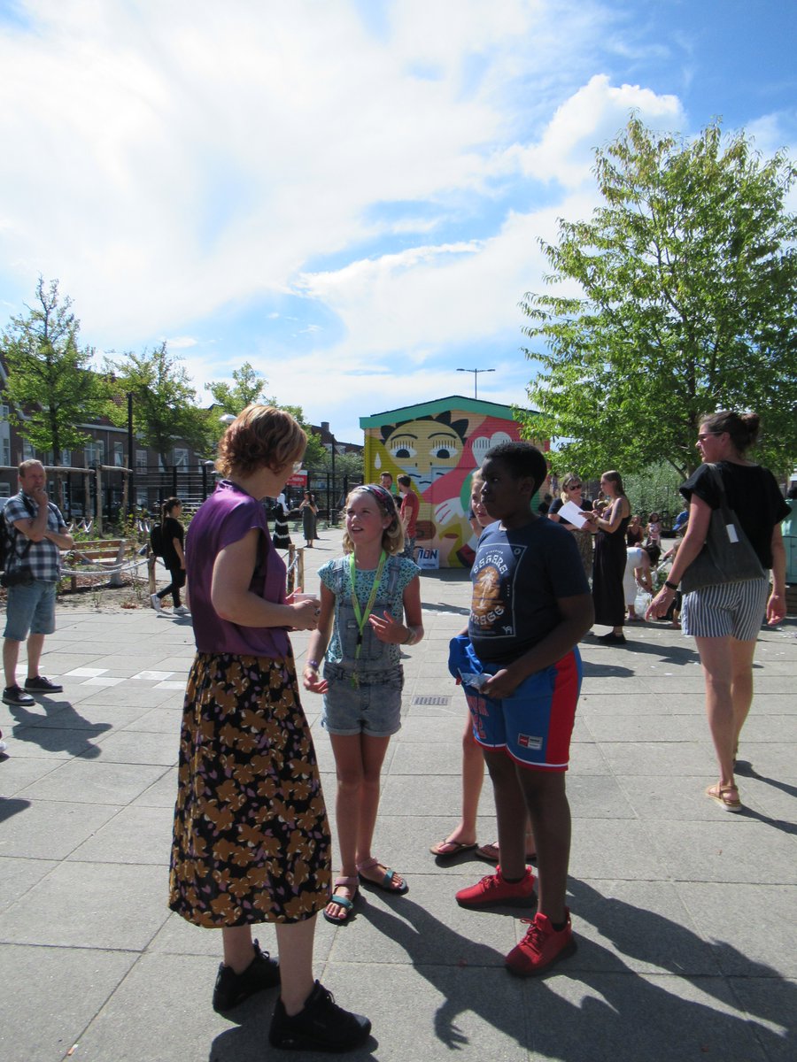 Het is Feest! 🎉 Sinds 24/8 is het groene Maasplein geopend in Rivierenwijk. Het doel was om lekker veel groen aan te brengen op het schoolplein waar de leerlingen dagelijks gebruik van kunnen maken. Voor meer info:  bit.ly/3wGk5BB 📸Inge Aarts