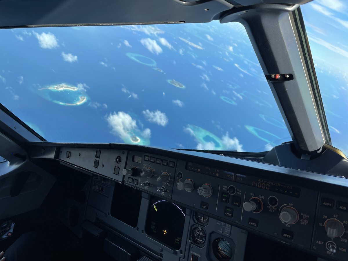 simple_flying's tweet photo. Happy Monday! 🏝️✈️
📍Malé, Maldives
(Photo Source: Mohamed Anas Maaz | Simple Flying | A320 Pilot)
#FlightDeckViews #AirbusA320 #Aviationdaily #Pilotlife https://t.co/y0CGuuTgBT